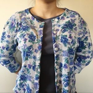 Adorable 90’s floral top/cardigan!